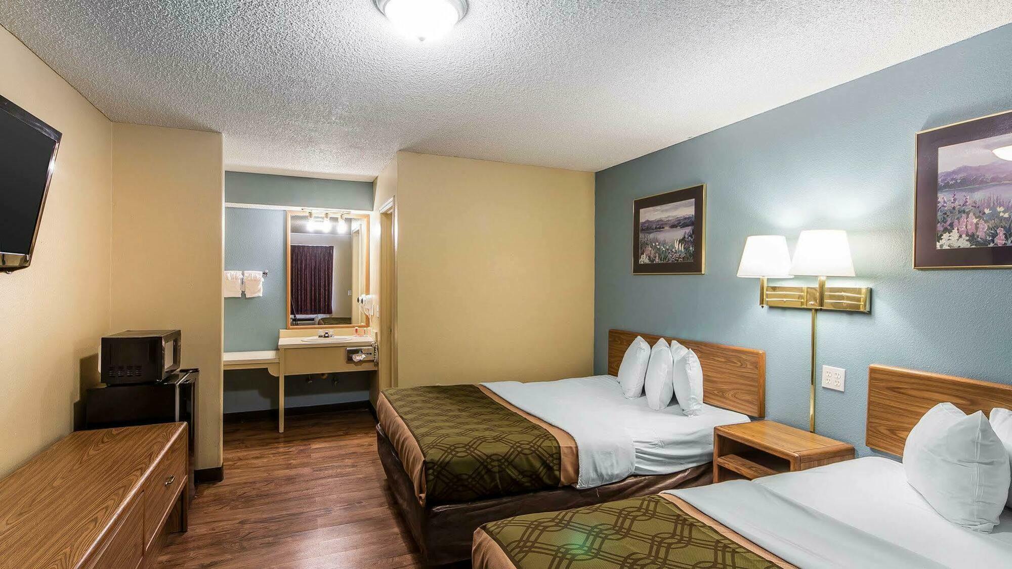 Econo Lodge Pryor Creek Exterior photo
